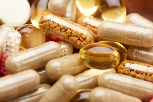 Diferentes pílulas e suplementos — Fotografia de Stock