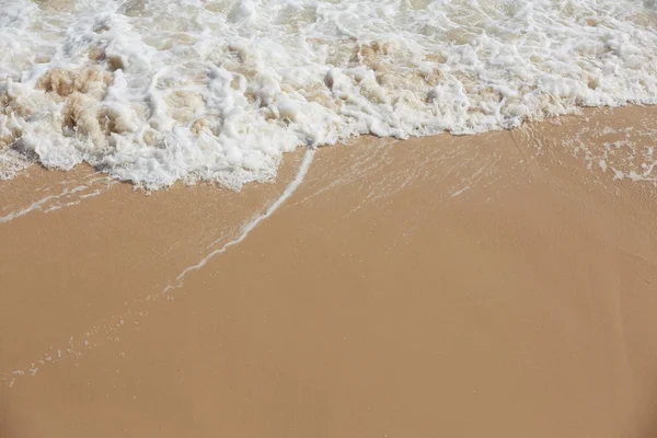 Playa del océano tropical con olas —  Fotos de Stock