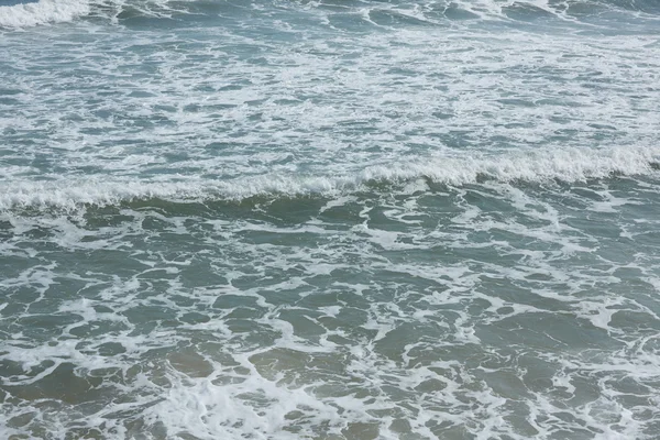 Tropischer Ozeanstrand mit Wellen — Stockfoto