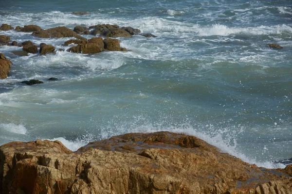 Playa del océano rocoso con olas —  Fotos de Stock