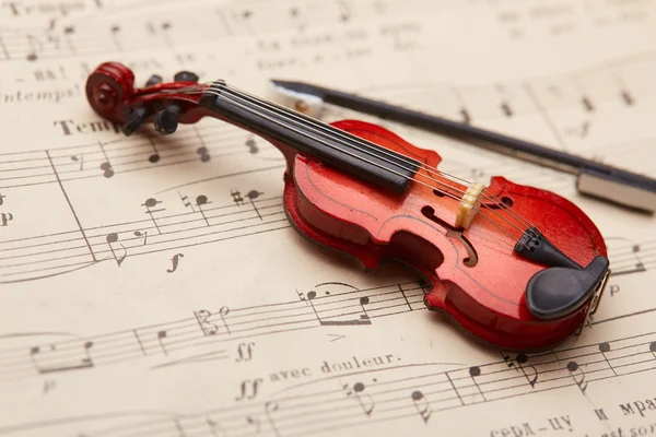 Violino no fundo das notas — Fotografia de Stock