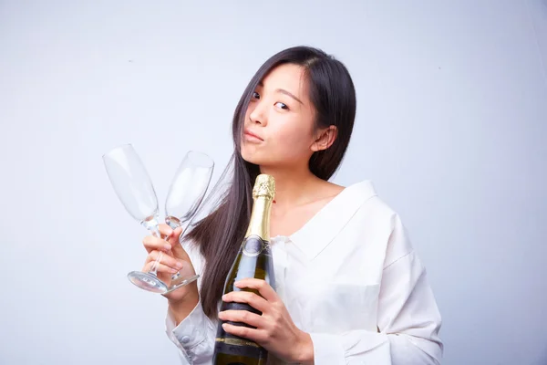 Femme chinoise avec champagne et verres — Photo