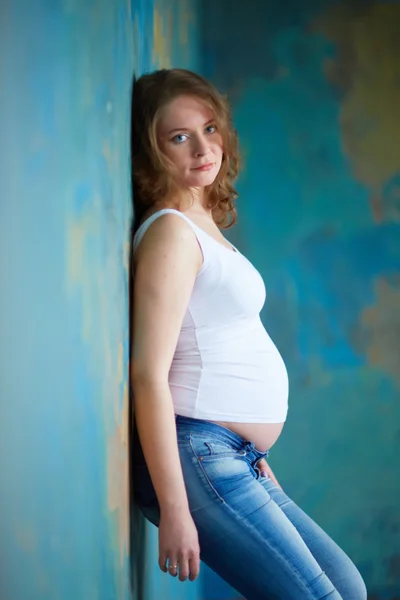 Těhotná žena v džínách — Stock fotografie
