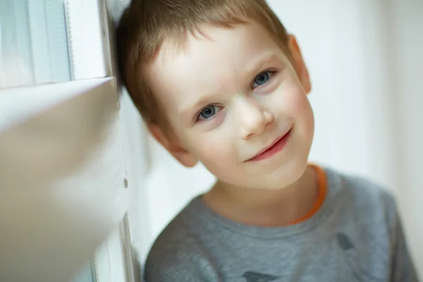 Netter Junge lächelt — Stockfoto