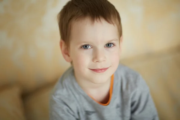 Bom menino sorrindo — Fotografia de Stock