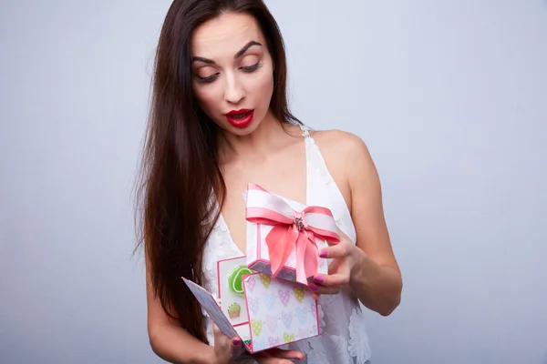 Joven hermosa chica feliz con regalo —  Fotos de Stock