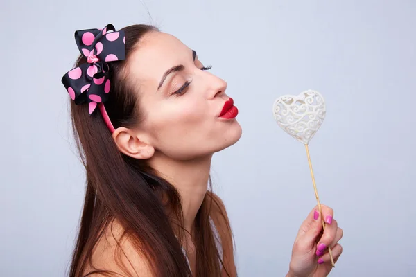 Fille avec coeur dans la Saint-Valentin — Photo