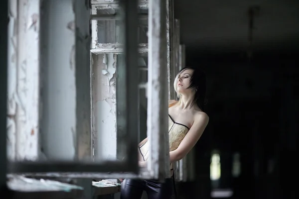Fata cu piercing-uri în corset în coridor — Fotografie, imagine de stoc