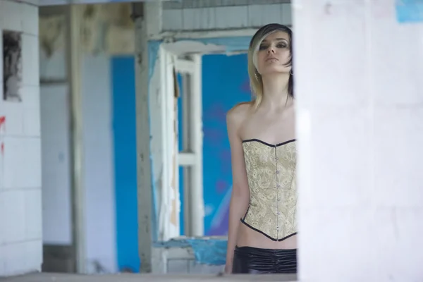 Fata cu piercing-uri în corset în coridor — Fotografie, imagine de stoc