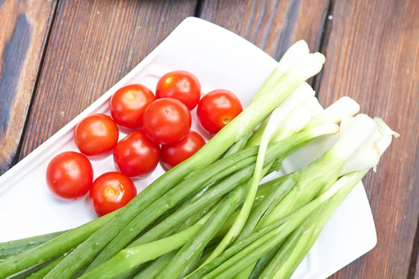 Tomaten en groene uien — Stockfoto