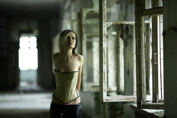 Fata cu piercing-uri în corset în coridor fotografii de stoc fără drepturi de autor