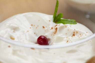 Küçük tabak içinde krem tatlı