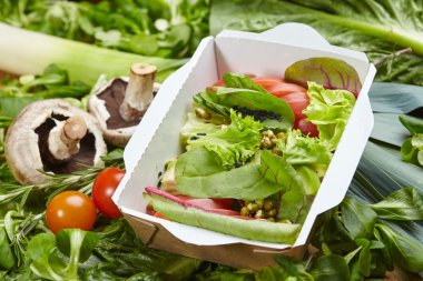 Vejetaryen yemek sebze karton kutu içinde
