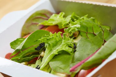 Vejetaryen yemek sebze karton kutu içinde