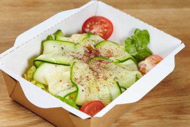 Vejetaryen yemek sebze karton kutu içinde