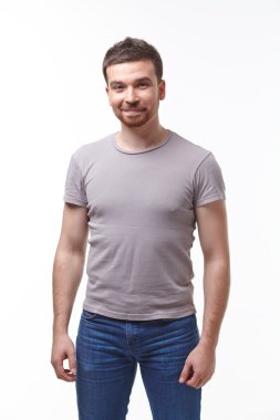 gülümseyen yakışıklı delikanlı 