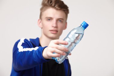 Su şişesi ile erkek atlet