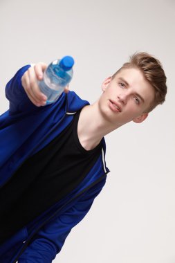 Su şişesi ile erkek atlet