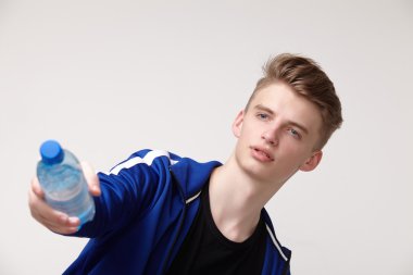 Su şişesi ile erkek atlet