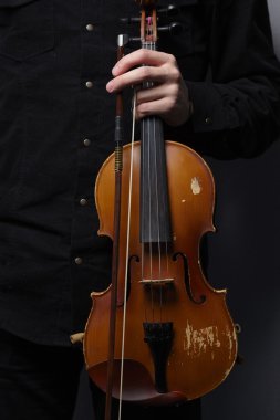 Keman ile genç adam