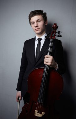 Çello ile genç adam
