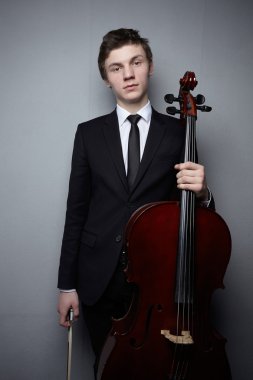 Çello ile genç adam