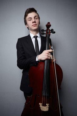 Çello ile genç adam