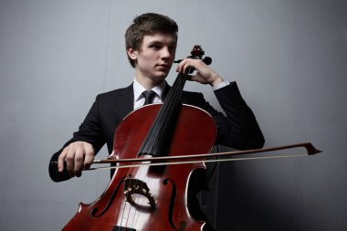 Genç adam oyun çello