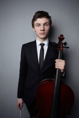 Çello ile genç adam