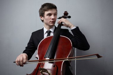 Genç adam oyun çello