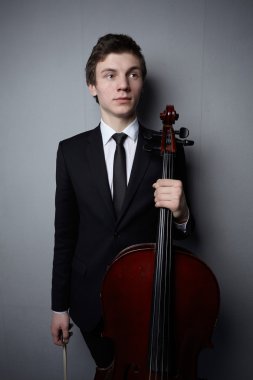 Çello ile genç adam