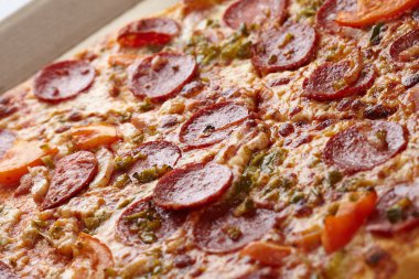 Biberli sosis ve peynir ile lezzetli pizza 