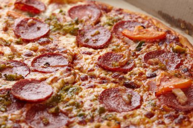 Biberli sosis ve peynir ile lezzetli pizza 