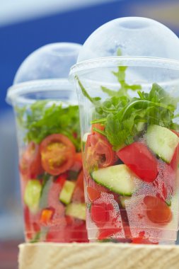 Taze lezzetli paket servisi olan restoran salata