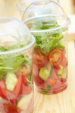 Taze lezzetli paket servisi olan restoran salata