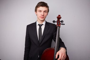 Çello ile genç adam