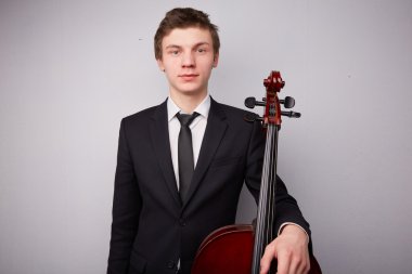 Çello ile genç adam