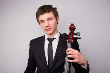 Genç adam oyun çello