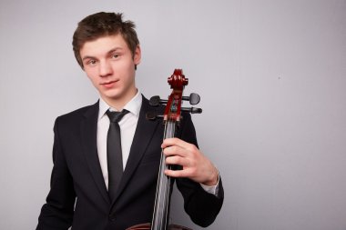 Genç adam oyun çello