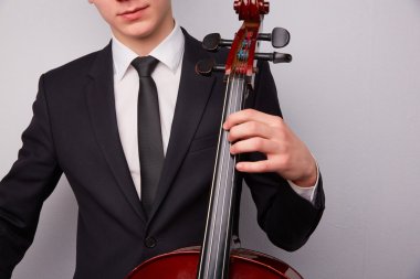 Genç adam oyun çello