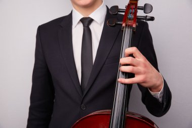 Genç adam oyun çello