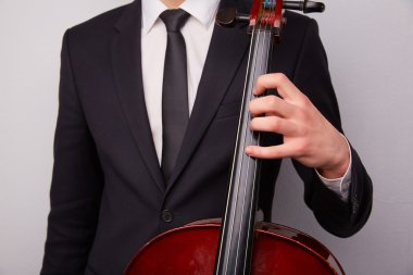 Genç adam oyun çello