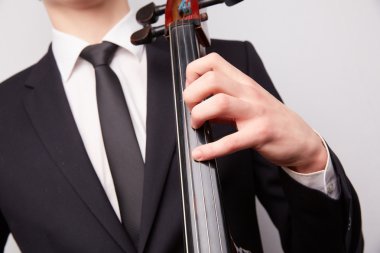 Genç adam oyun çello