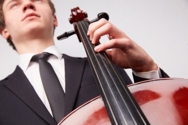 Genç adam oyun çello