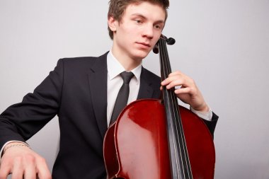 Genç adam oyun çello