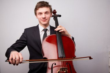 Genç adam oyun çello