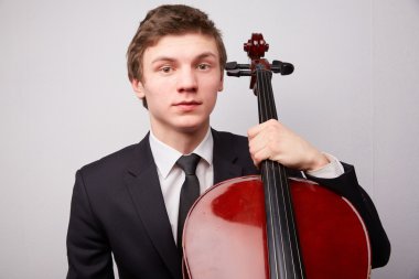 Genç adam oyun çello