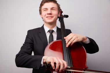 Genç adam oyun çello