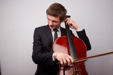 Genç adam oyun çello