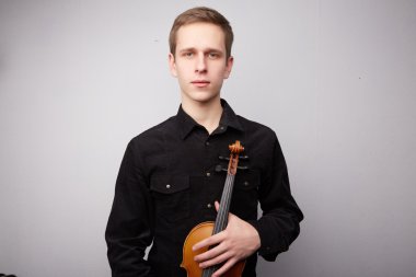 Keman ile genç adam